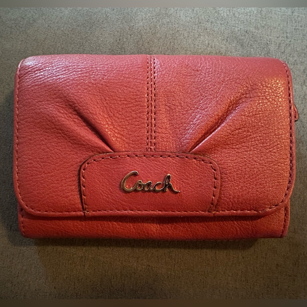 COACH TRIFOLD MAGENTA LEATHER WALLET